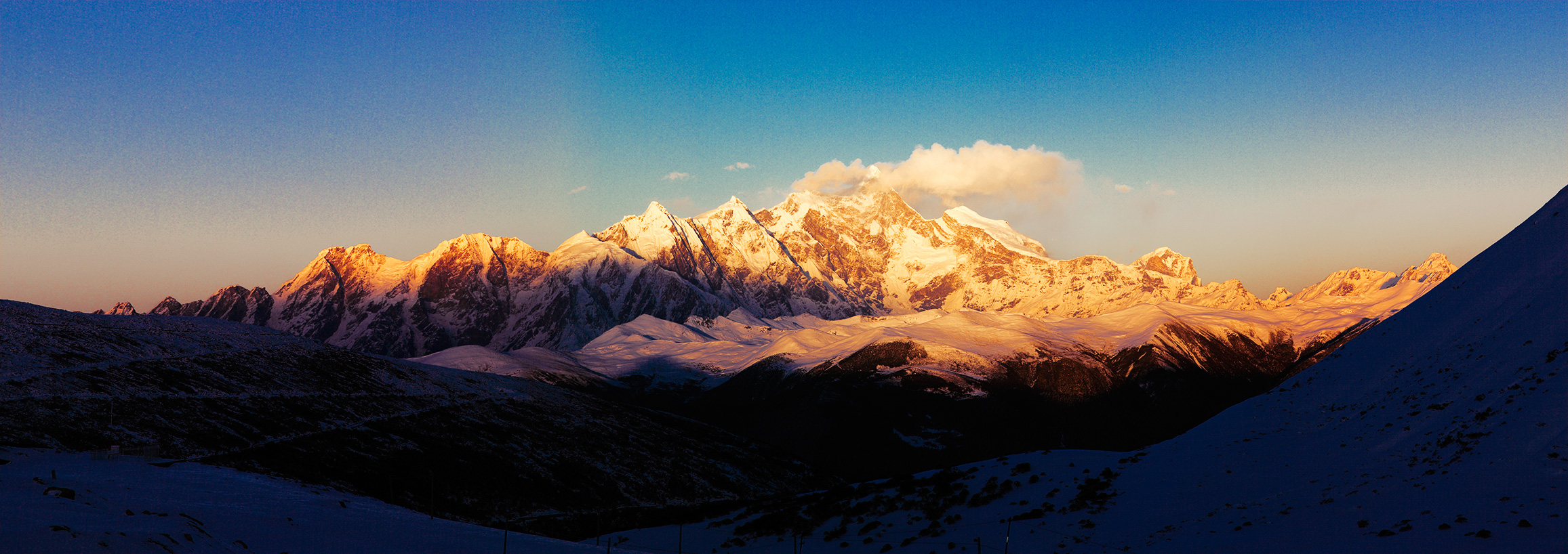 色季拉山视角,夕阳将南迦巴瓦群峰照成金色,前景是深蓝的山影